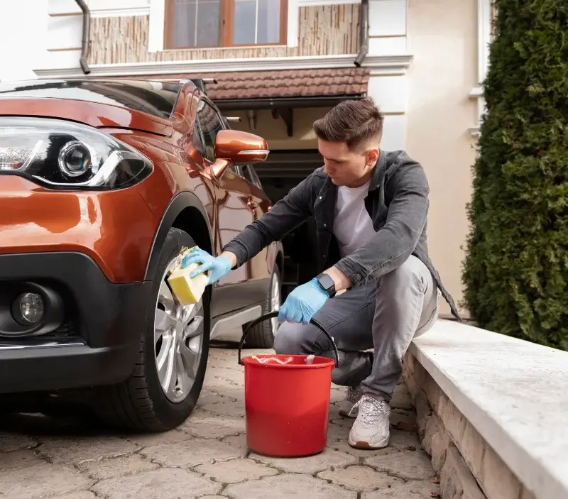 Lavage auto à domicile Meys : professionnel intervenant sur un véhicule